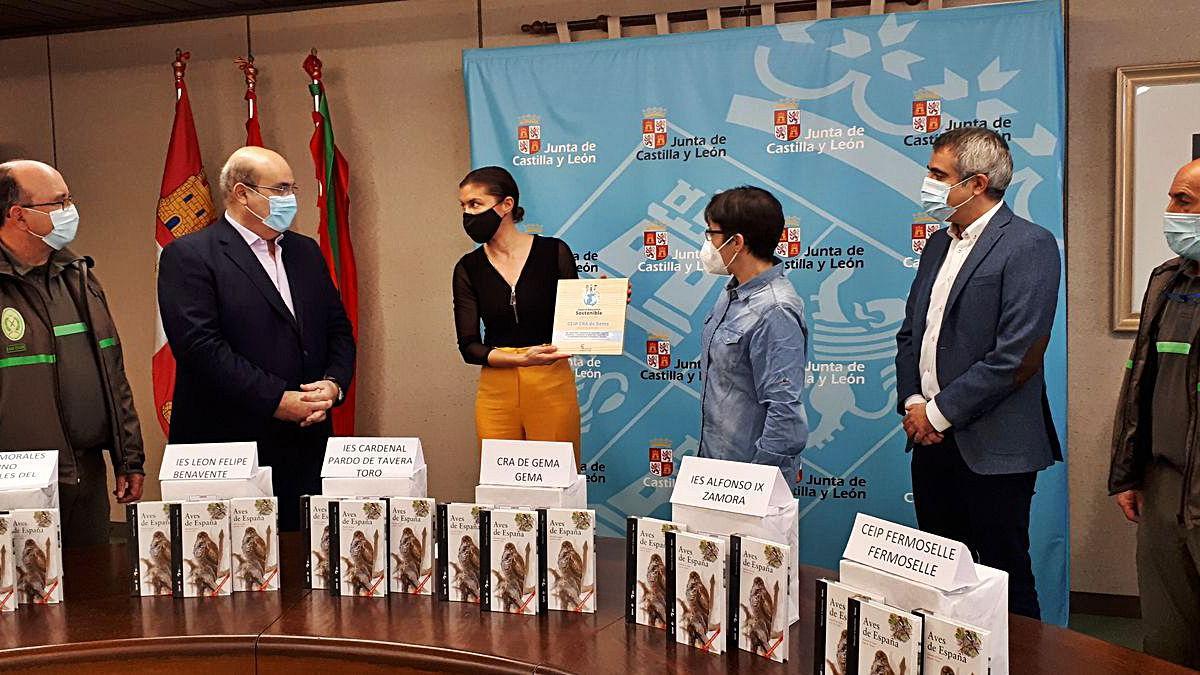 Clara San Damián, en el centro, durante la entrega del reconocimiento al CRA Gema del Vino. | Cedida