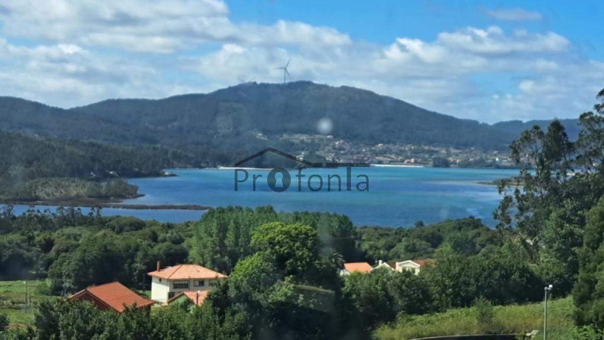 Vistas desde edificio hotelero con piscina y terraza en Cospindo (Ponteceso)