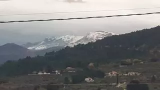 La nieve cubre de blanco las cimas de Aitana, Montcabrer y el Menejador
