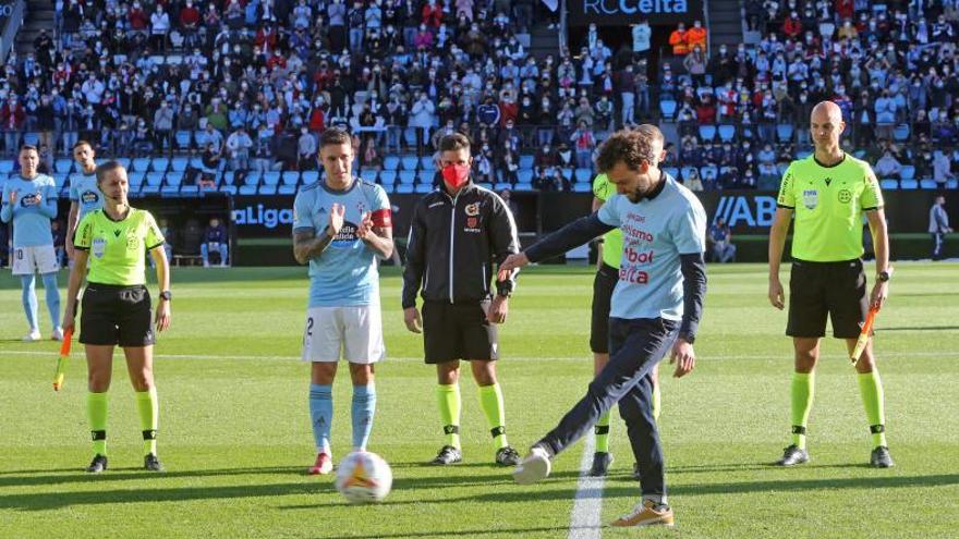 Sergio Álvarez realiza el saque de honor antes del encuentro. // MARTA G. BREA