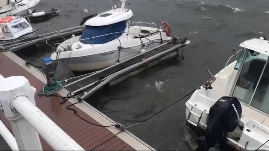 Los fuertes vientos hacen estragos en el muelle de La Arena