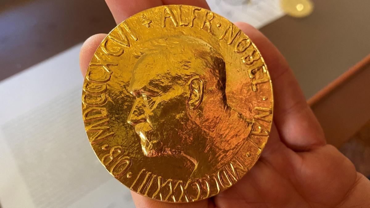 Una réplica de una medalla de los Premios Nobel.