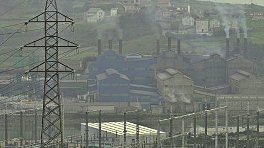 Tendido eléctrico, con la fábrica de silicio de Ferroatlántica en Sabón al fondo.