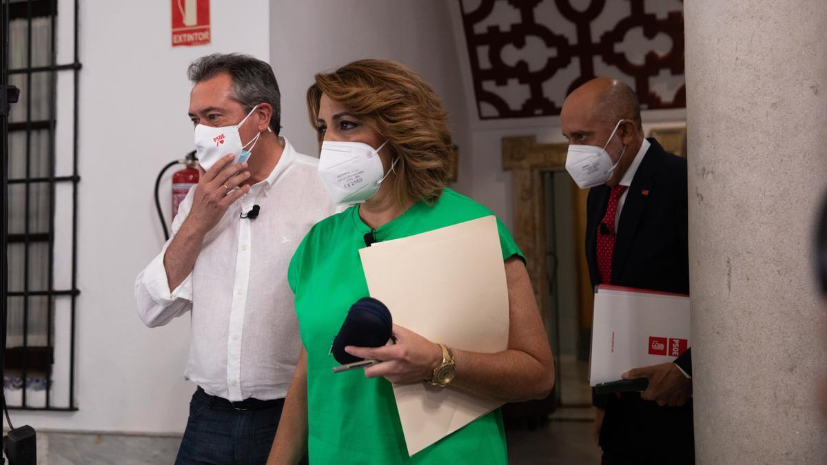 Los tres candidatos a las primarias del PSOE-A, Susana Díaz, Juan Espadas (i) y Luis Ángel Hierro (d), posan antes del único debate, el pasado 8 de junio de 2021 en la sede regional del partido, en la calle de San Vicente de Sevilla.