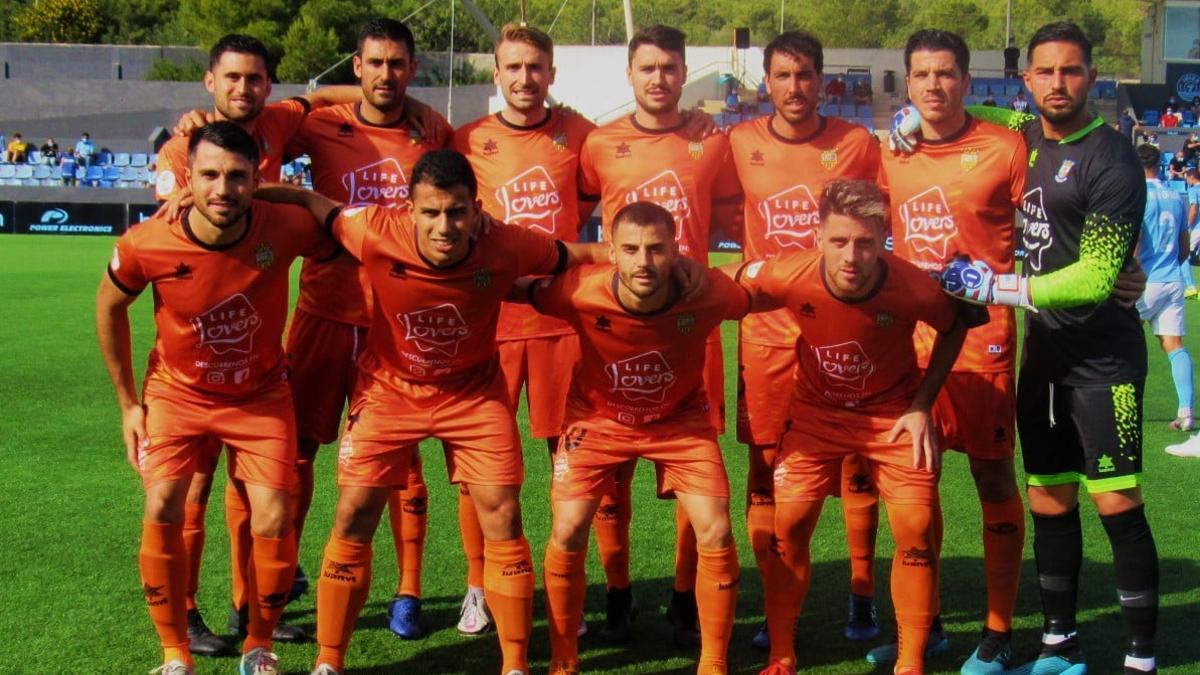 Los jugadores del Atzeneta UE, en la foto de equipo antes del último partido de liga.