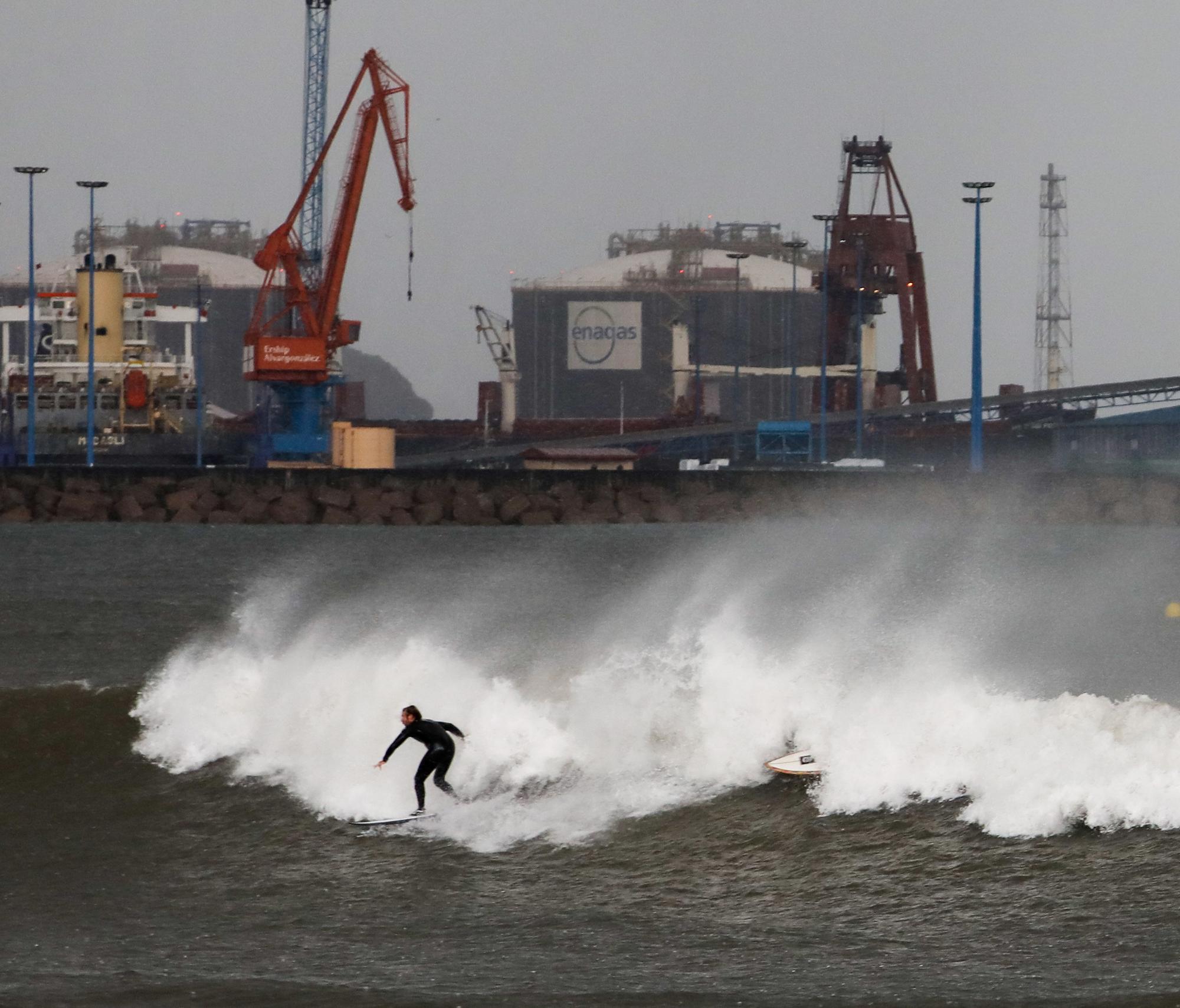 Los surfistas llegan a Poniente