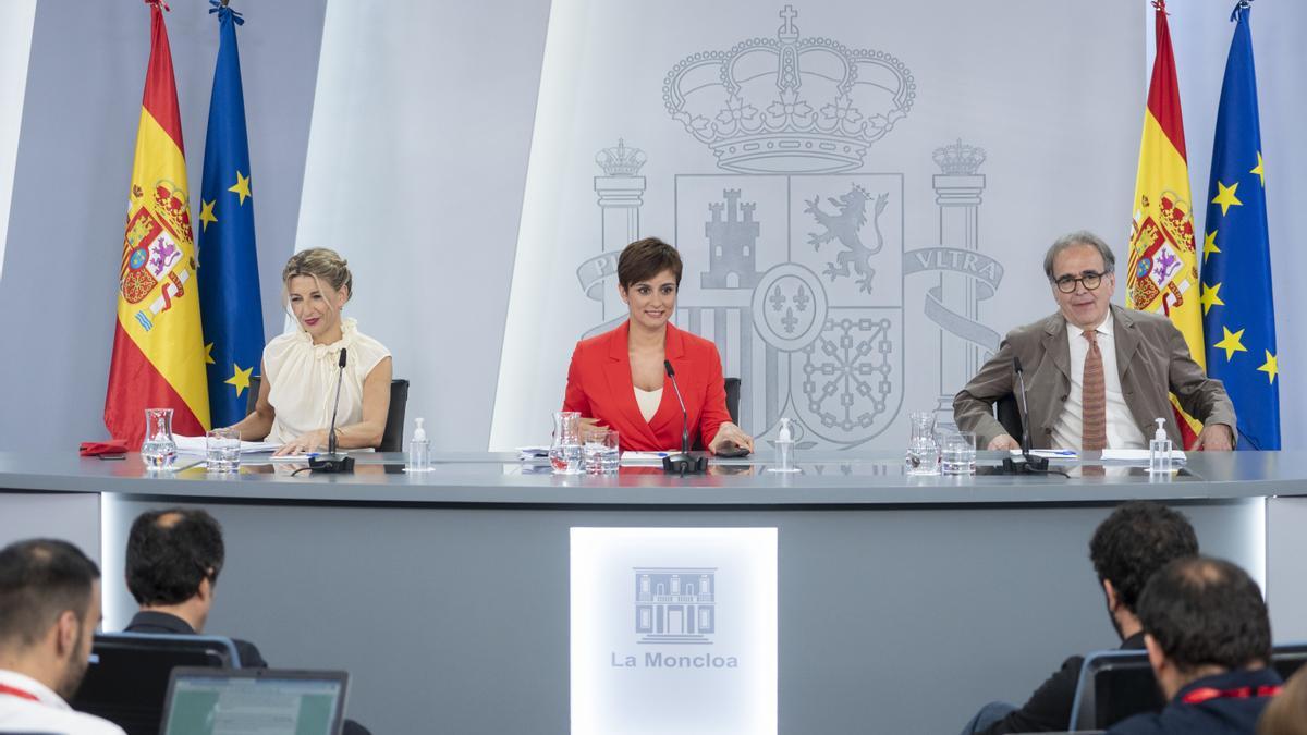 (I-D) La vicepresidenta segunda y ministra de Trabajo y Economía Social, Yolanda Díaz; la ministra Portavoz, Isabel Rodríguez y el ministro de Universidades, Joan Subirats, comparecen tras la reunión del Consejo de Ministros en Moncloa, a 21 de junio de 2