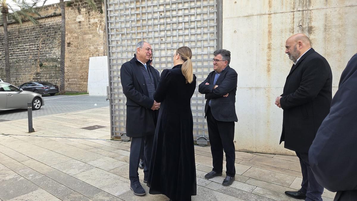 Prohens recibió al comisario Kadis a su llegada a es Baluard