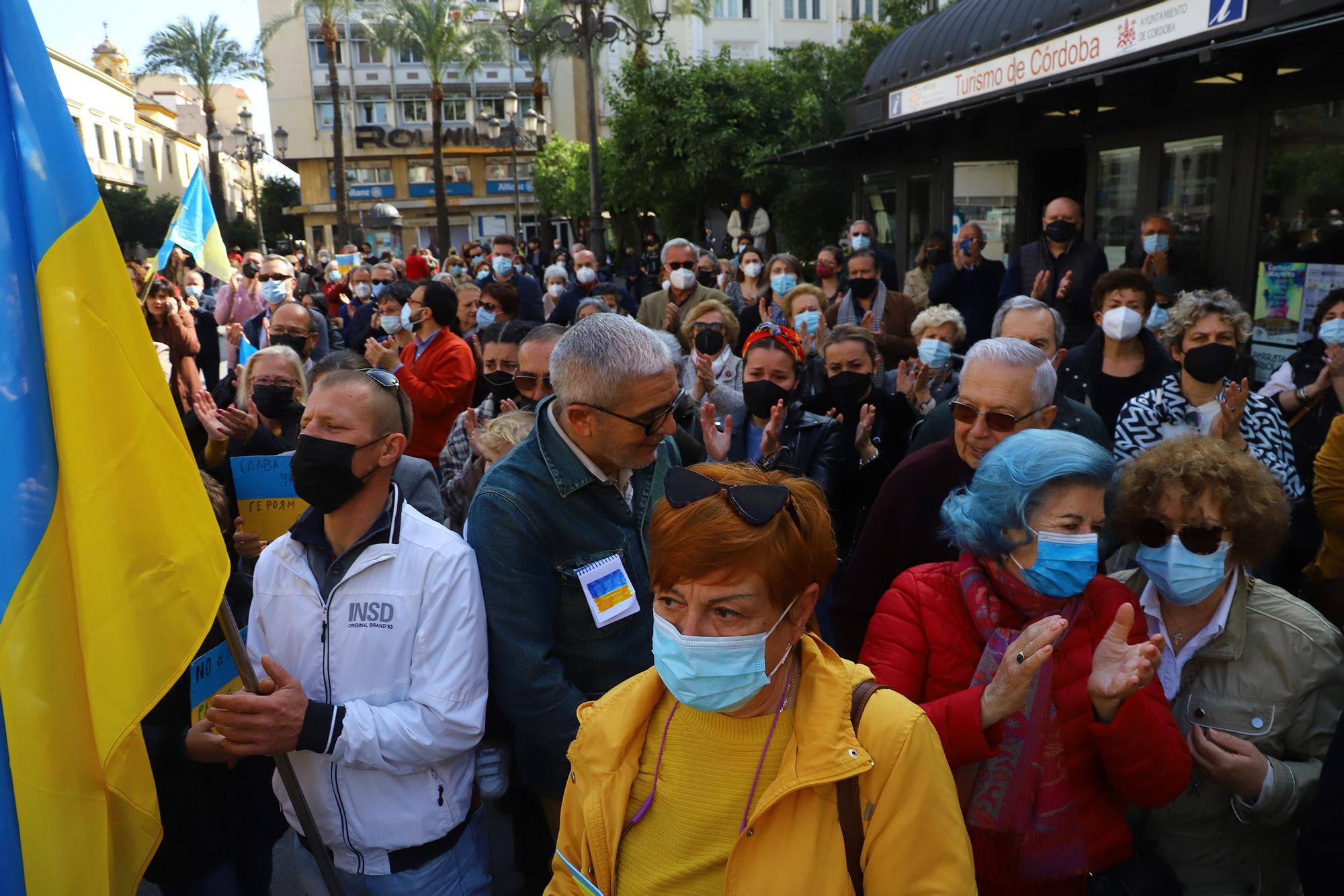 Cientos de personas se concentran contra la guerra en Ucrania en Las Tendillas