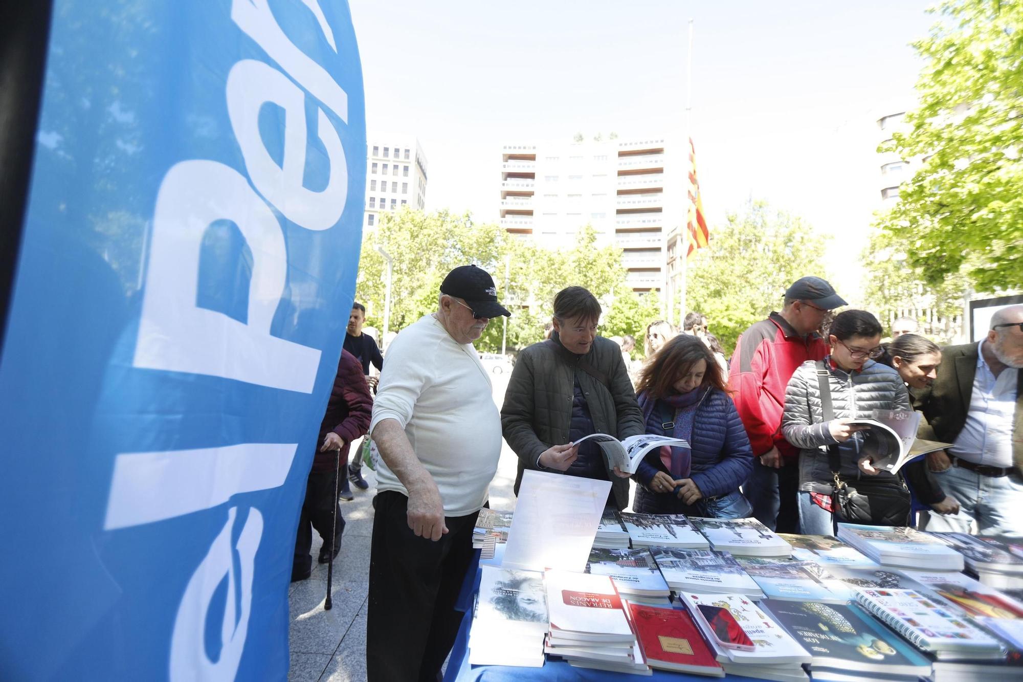 En imágenes | Multitudinario Día del Libro en el centro de Zaragoza