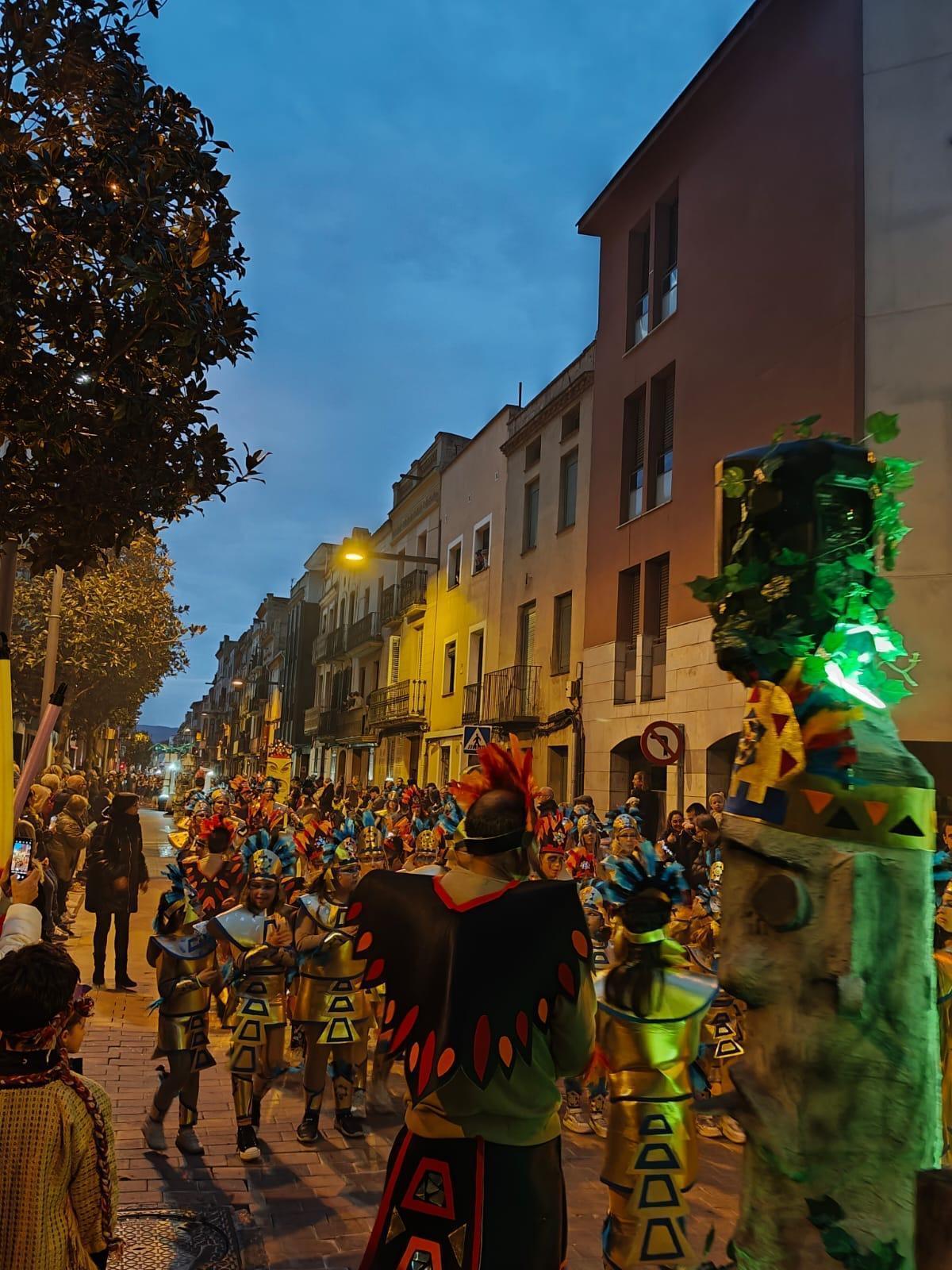 Desfilada de comparses durant la rua del Carnaval d’Igualada de l’any passat