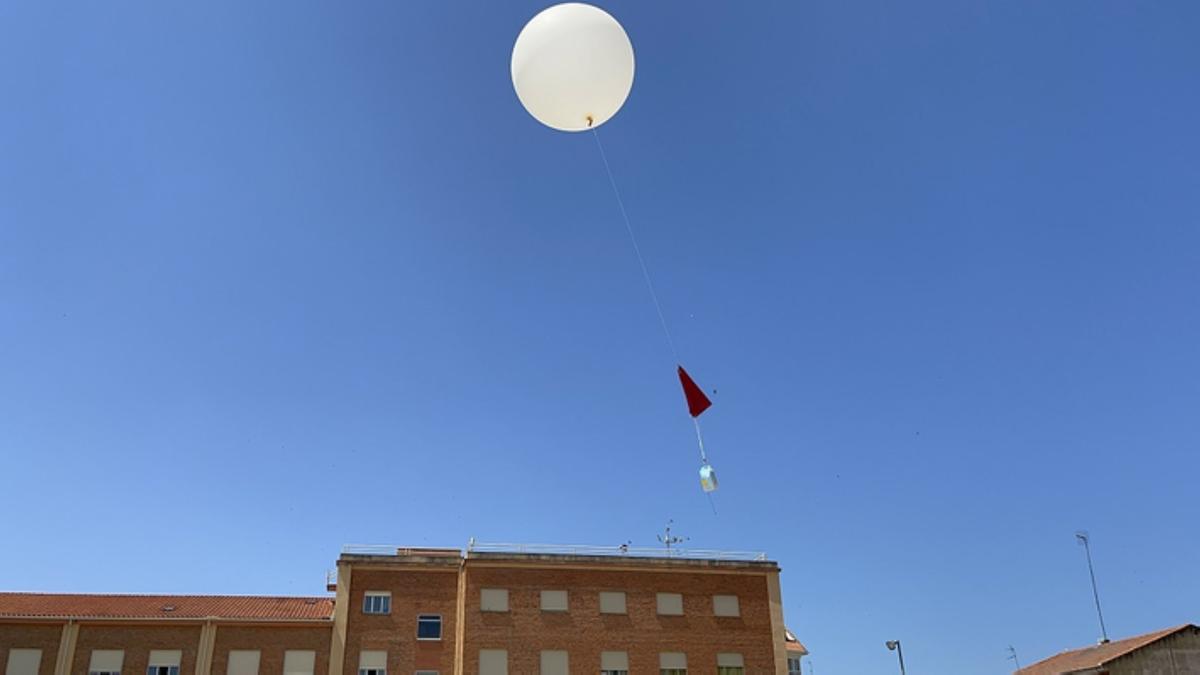 El globo meteorológico despegando.