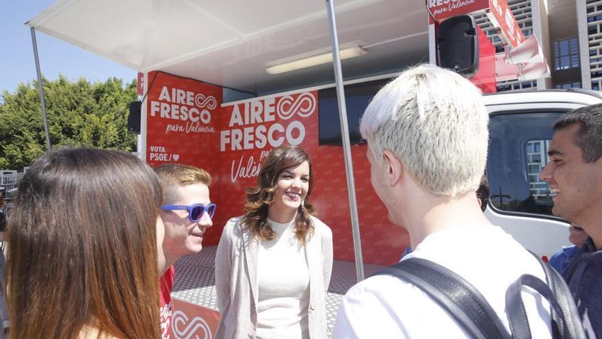 Sandra Gómez, ayer, con varios jóvenes a pie de calle.