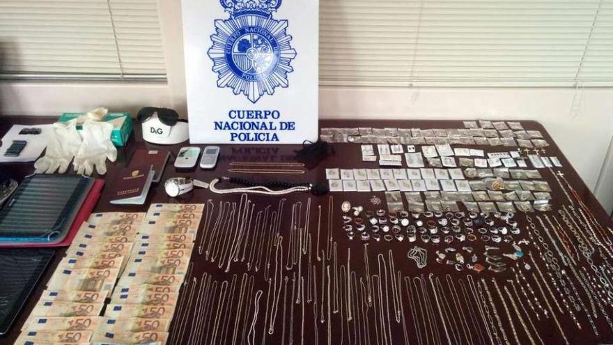 La Policía detiene a un grupo que robó en viviendas y bancos de la capital