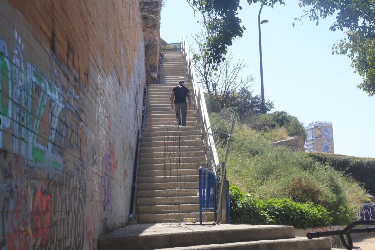Acceso tapado con vallas desplazables hacia el Castillo de Santa Bárbara.