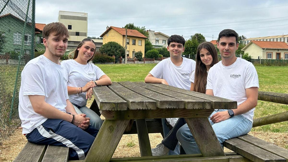 Por la izquierda, Joel Pereira, Noah Esperanza, Erik García e Iris y Javier Rey.