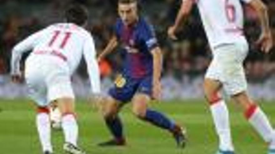Oriol Busquets, intentant controlar una pilota ahir al Camp Nou, es va estrenar amb la samarreta del primer equip.