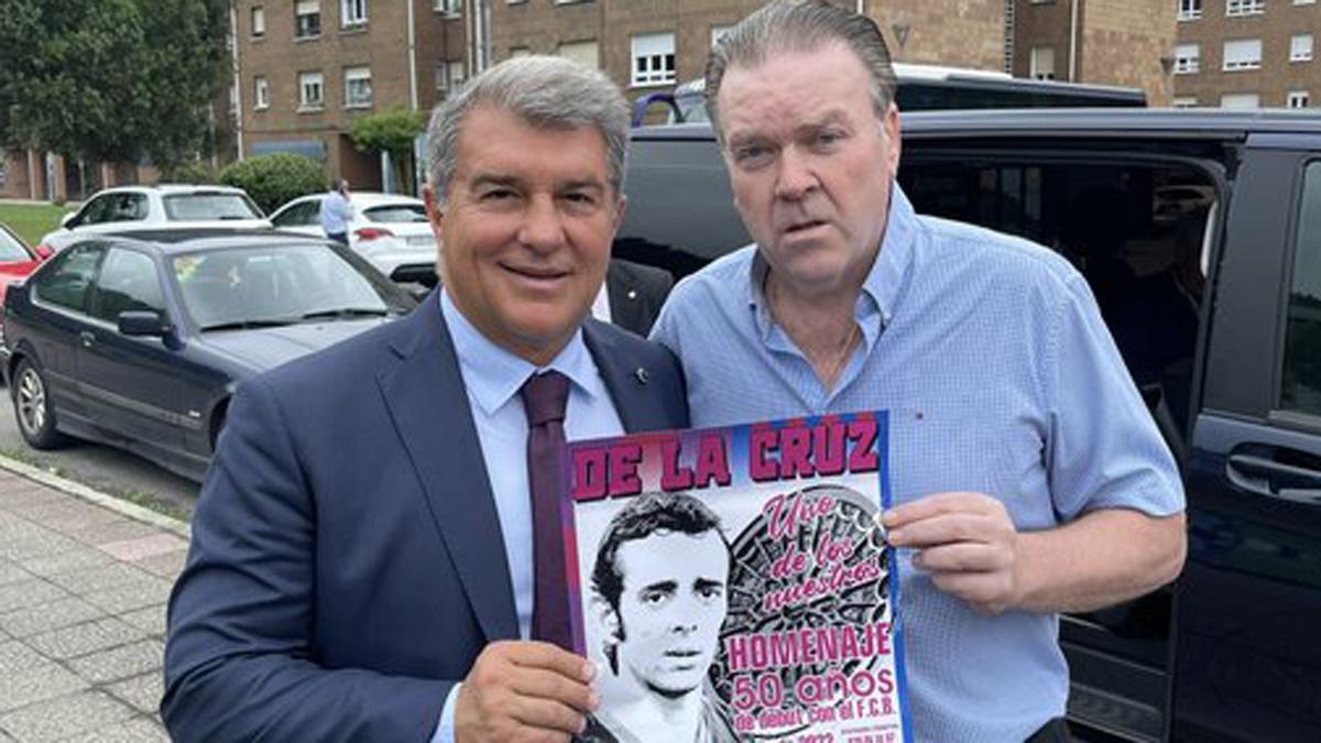 Joan Laporta junto al presidente de la PB de Boñar, Luis Alonso 'Bali' y el cartel del homenaje a Toño De la Cruz