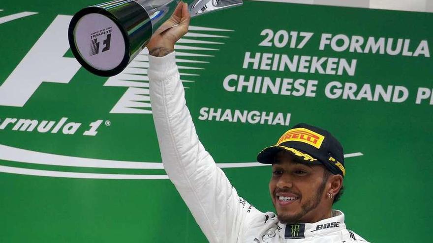 Lewis Hamilton celebra su triunfo en el Gran Premio de China.