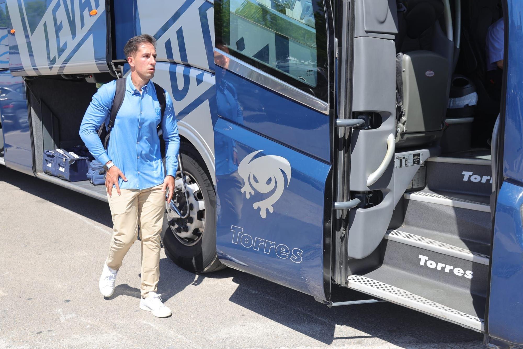 Algunos aficionados desean suerte al Levante UD antes de viajar a Buegos