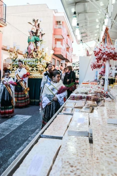 Miles de fieles han acompañado la imagen de Santa Águeda hasta su ermita en un camino jalonado por puestos de dulces