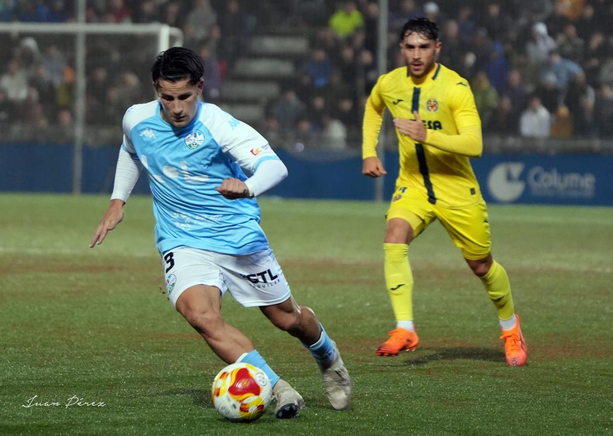 Manolo Ortiz conduce el balón en el duelo copero entre el Ciudad de Lucena y el Villarreal, la pasada temporada.