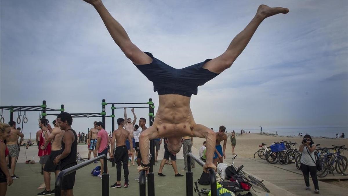 Deportistas practicando en las instalaciones de la playa de Barcelona