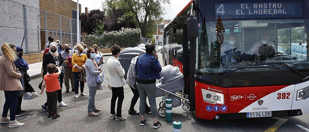 Viajeros, ayer, accediendo a uno de los vehículos de la línea 4 de Emtusa, con servicio al rastro. | Ángel González