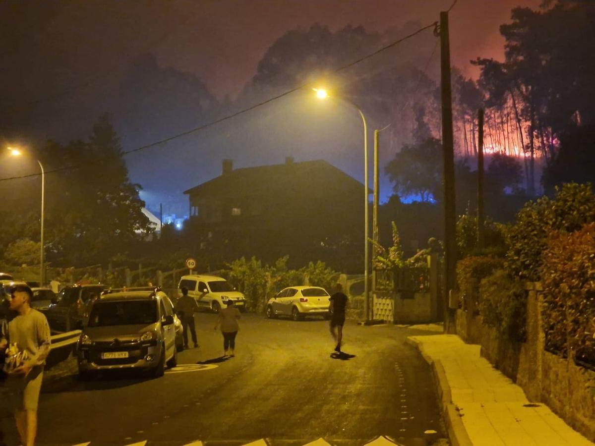 El fuego cercó las viviendas de Castroagudín (Vilagarcía), esta madrugada.