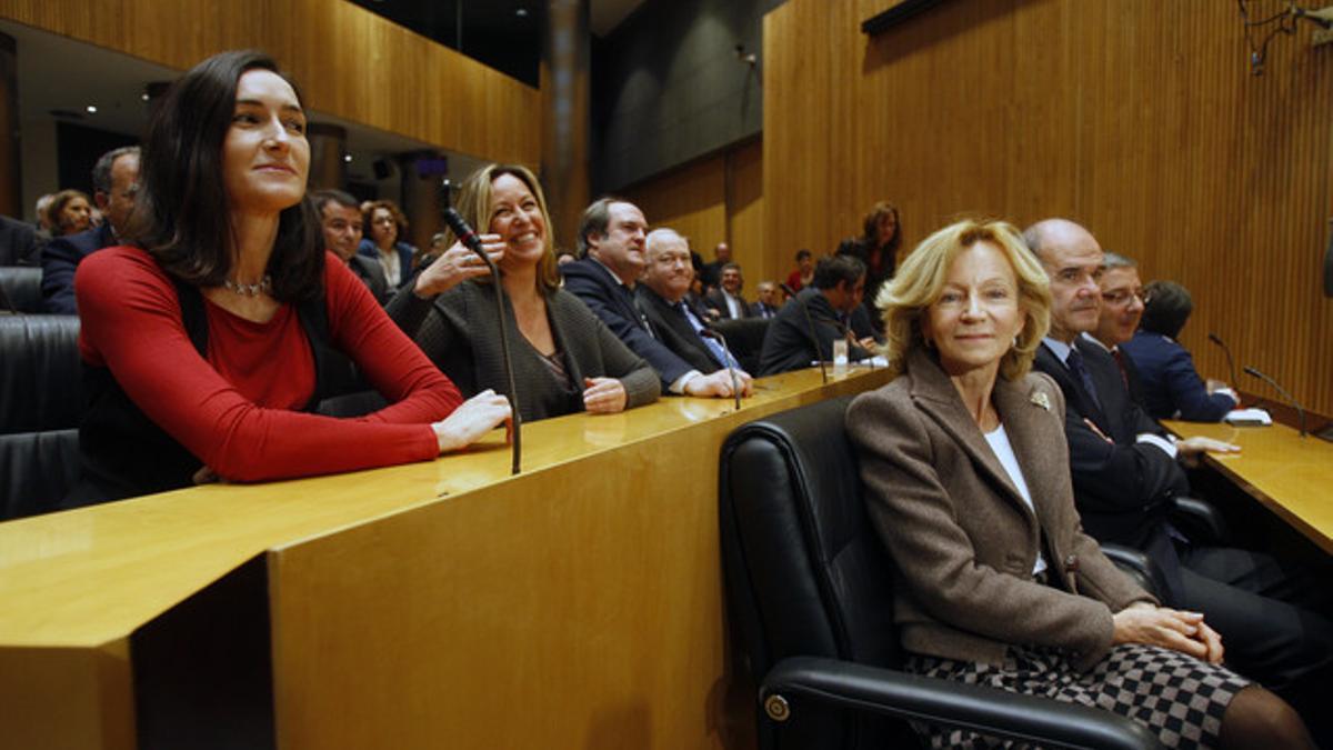 González-Sinde (de rojo) y Salgado (debajo de ella) en el Congreso, en el 2009.