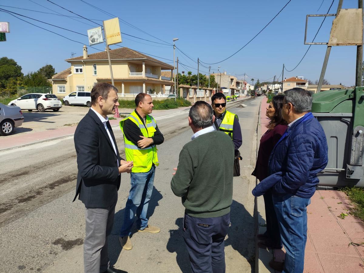 Vecinos de Zarandona acompañan al concejal de Pedanías, Marco Antonio Fernández, acompañado y al presidente de la Junta Municipal, Francisco José Esteban, en el nuevo asfalto de la avenida Cabezo de Torres