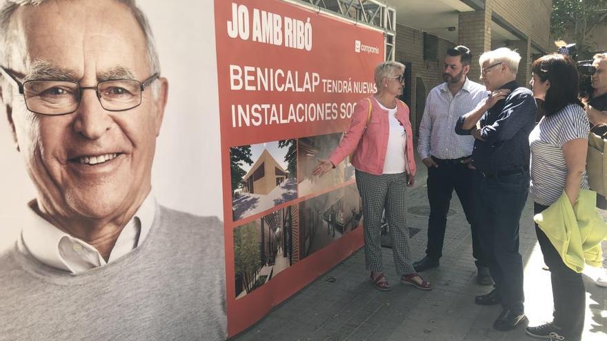 Ribó observa los detalles del nuevo centro junto a Castillo, Galiana y Lozano.