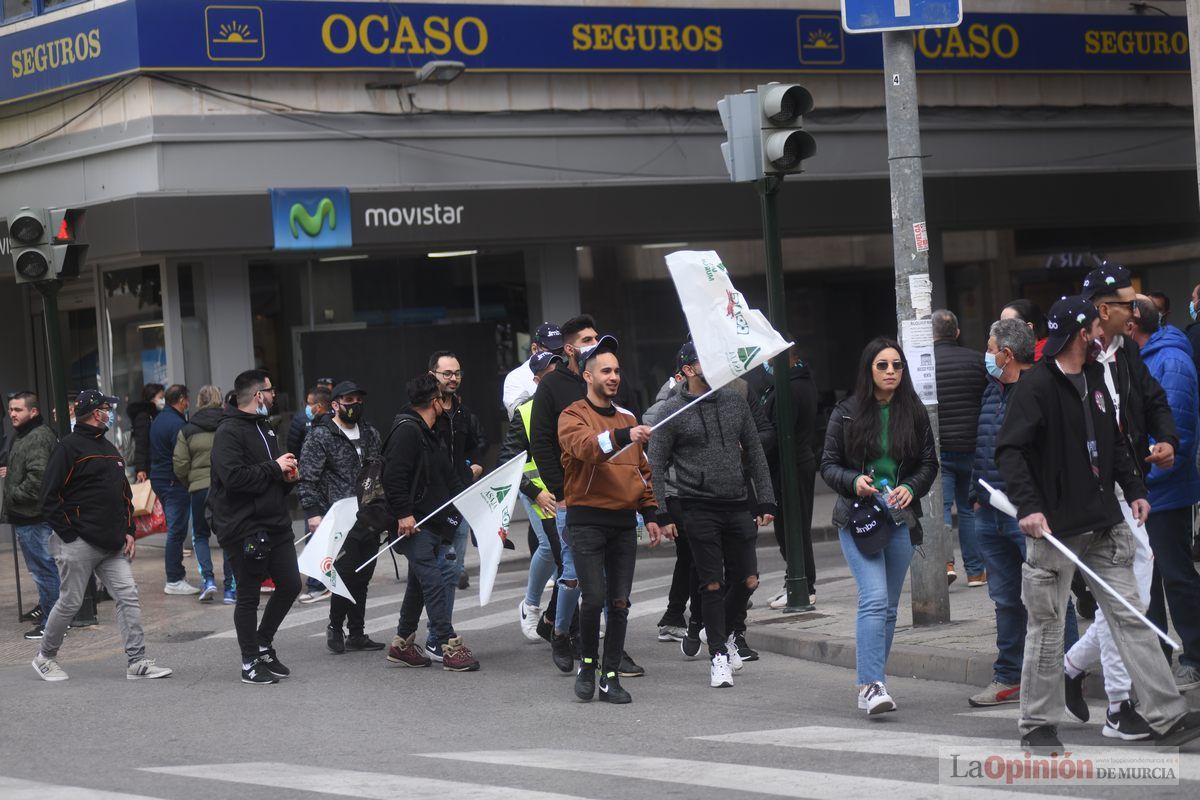 Miles de agricultores y ganaderos toman las calles de Murcia