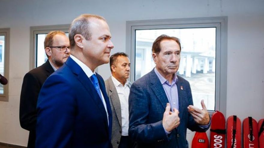 Hidalgo, en primer plano, junto a Campos y delante de Ramírez, ayer en la nueva sede de Cruz Roja de La Cícer.