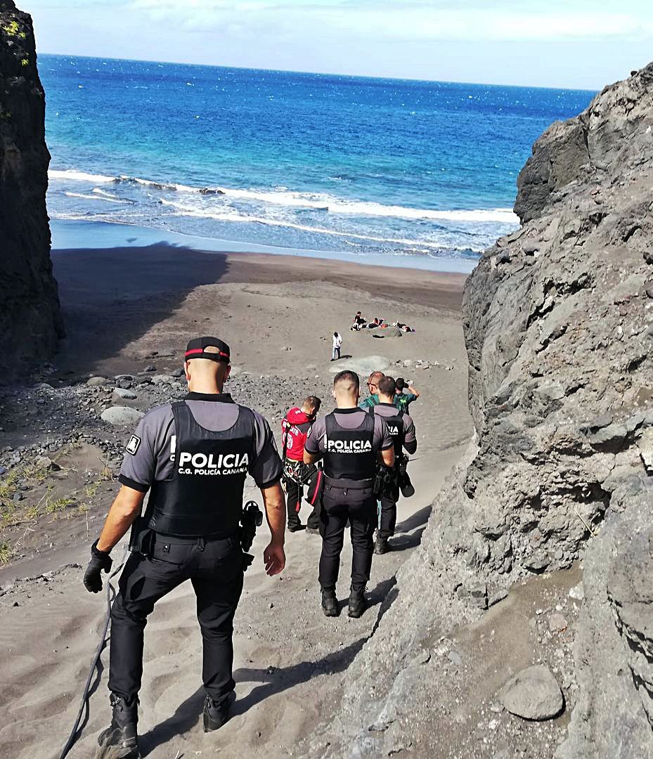 Los policías sortearon las dificultades para llegar hasta la fiesta junto al mar. | | LP/DLP