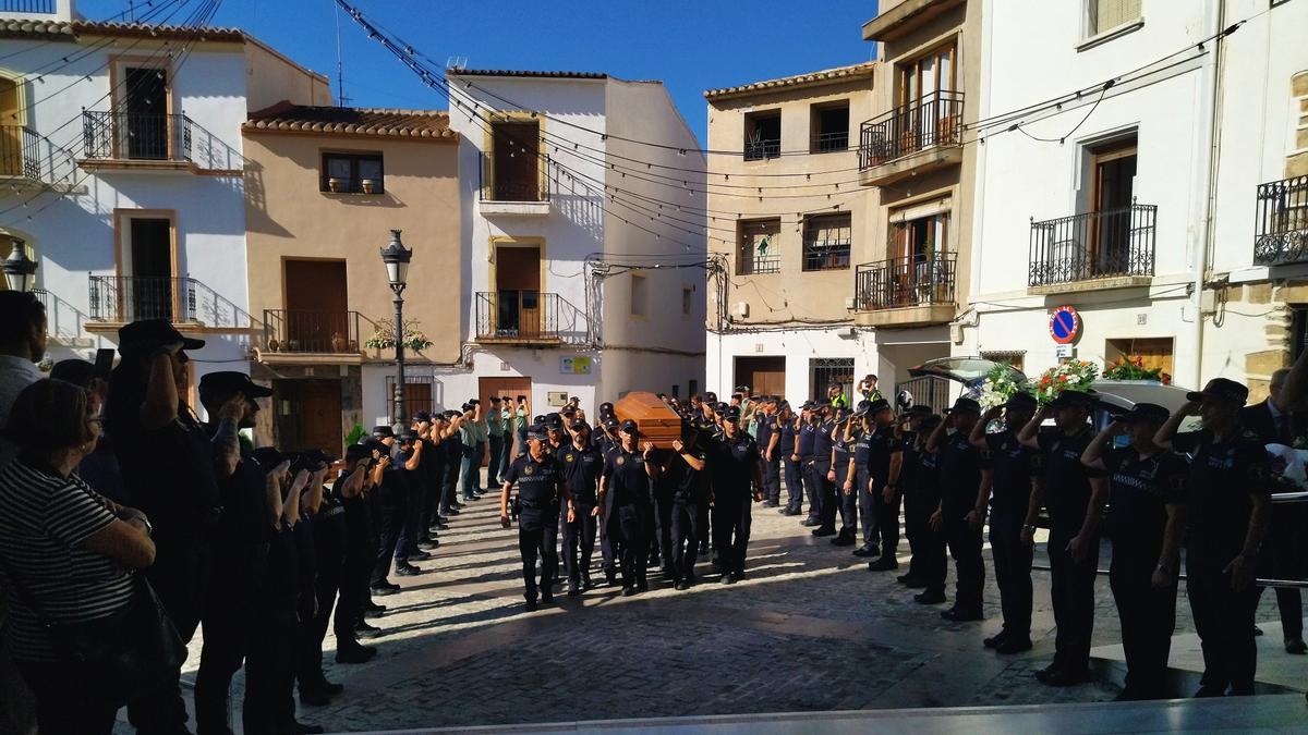 Los agentes le han han hecho un pasillo de homenaje a Juan Manuel Policarpo. El féretro también lo portaban a hombros sus compañeros