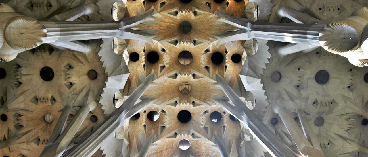 Un aspecto del interior de la Sagrada Familia de Gaudí.