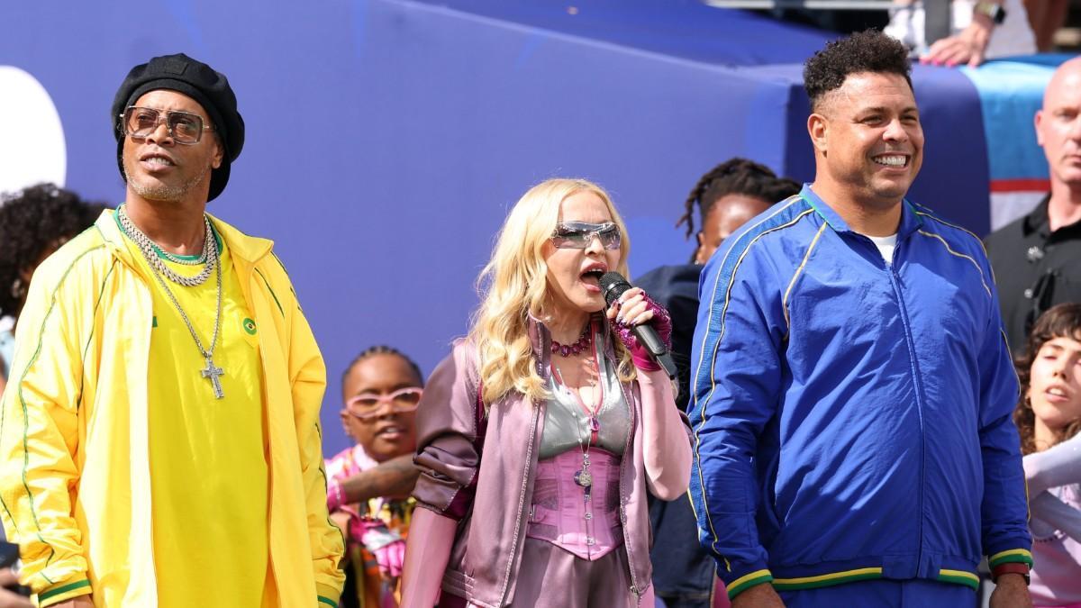Madonna junto a Ronaldinho y Ronaldo Nazario en su espectáculo musical