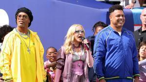 Madonna junto a Ronaldinho y Ronaldo Nazario en su espectáculo musical