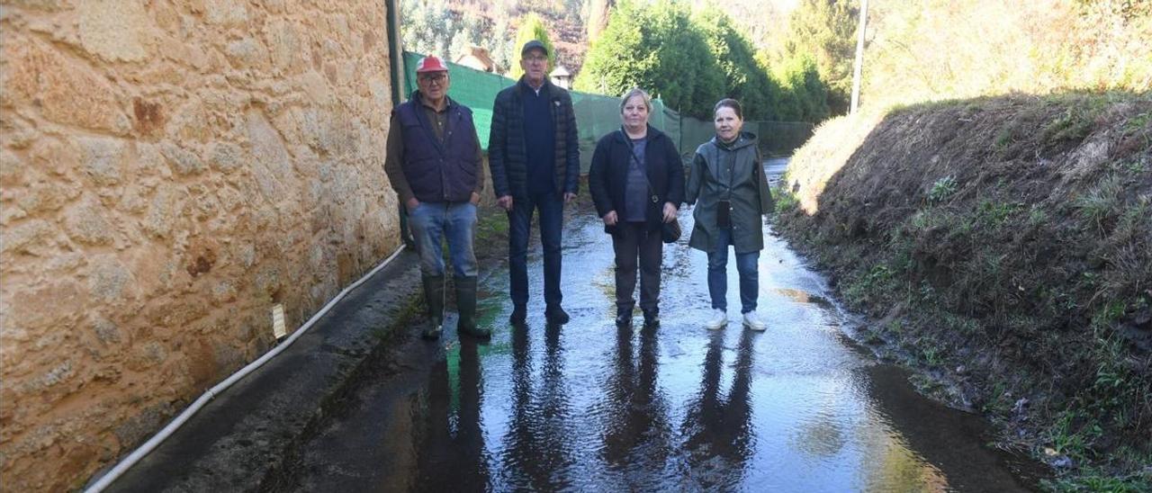 Vecinos de Santaia de Arriba afectados por el desbordamiento