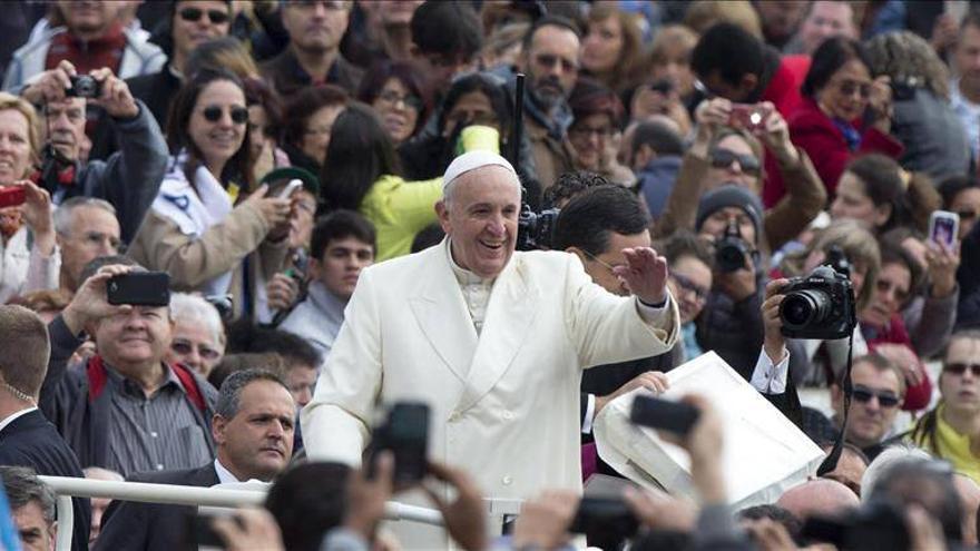 El Papa bendice a Darwin