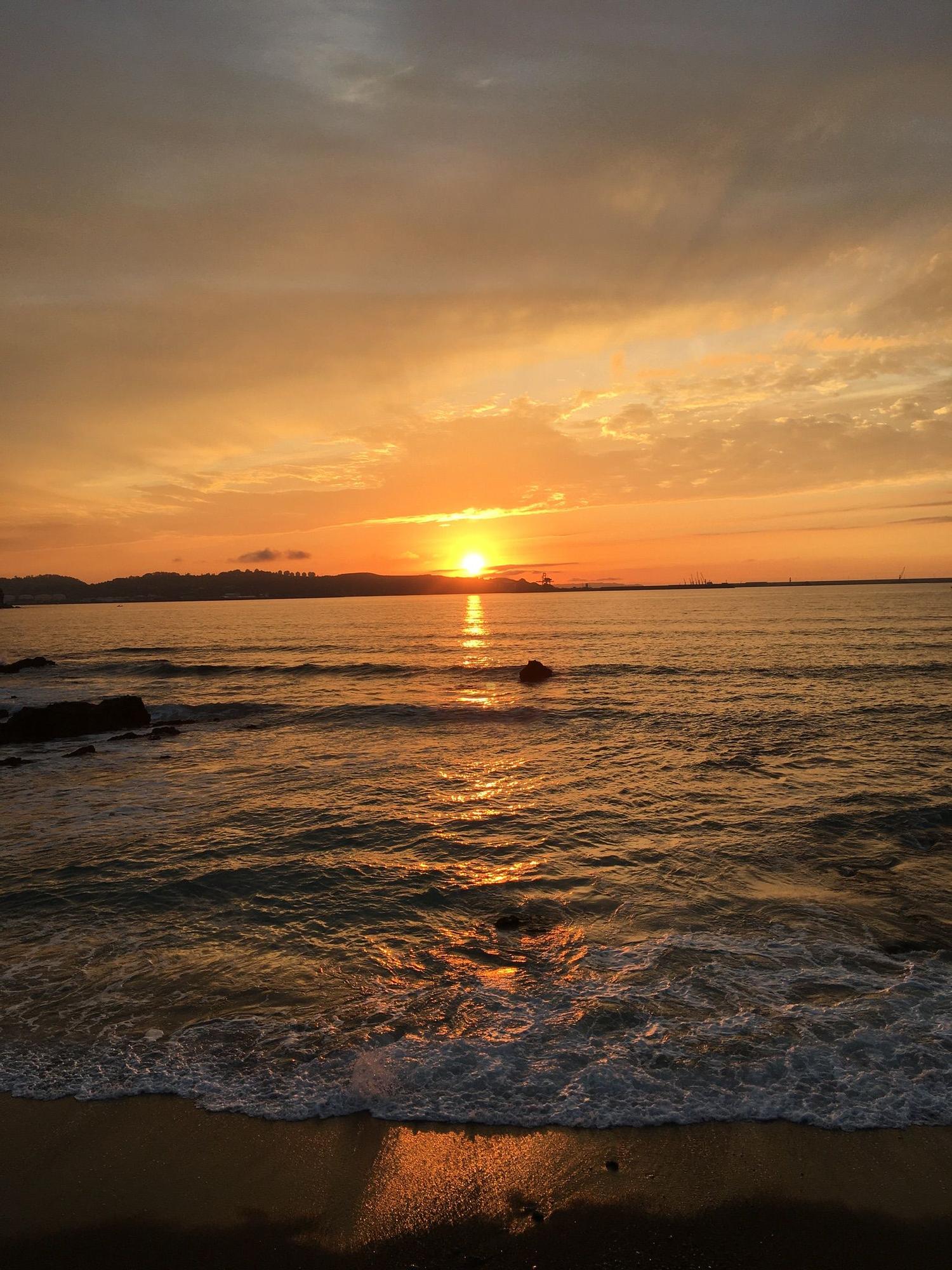 Las espectaculares fotos del atardecer de primavera en Gijón