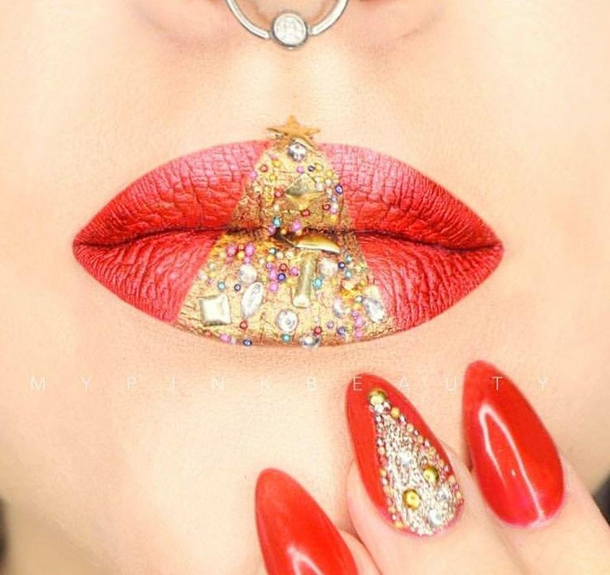 Maquillaje de Navidad con una árbol dorado en labios y uñas