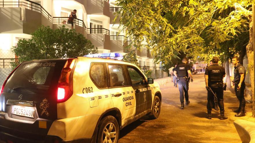 Una patrulla nocturna de la Policía Local de Sant Antoni.