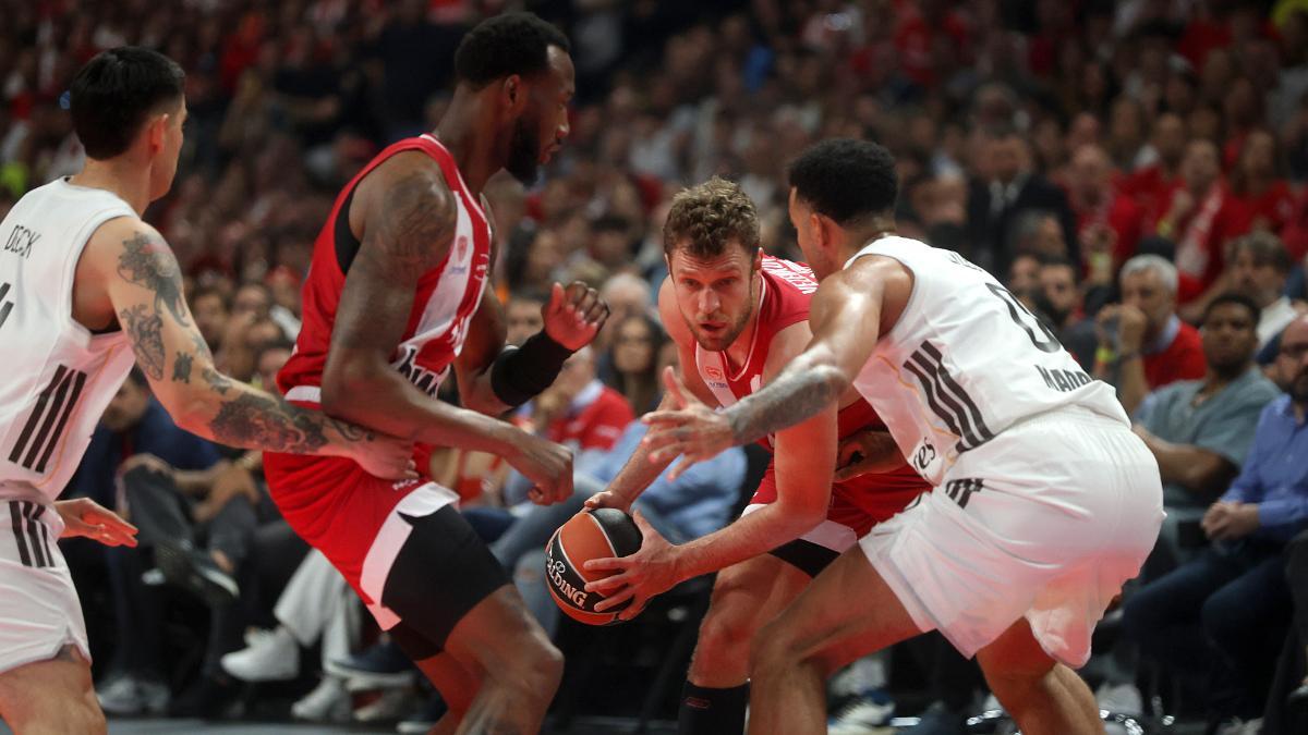 El exazulgrana Sasha Vezekov, defendido por Trey Lyles
