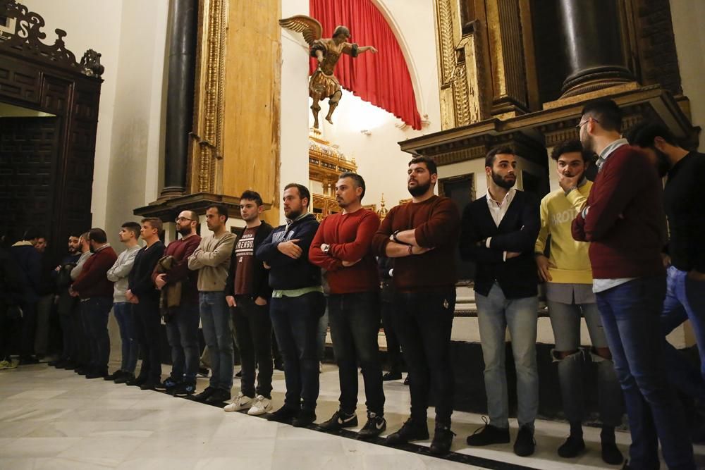 Las igualás de los costaleros anuncian la Semana Santa.