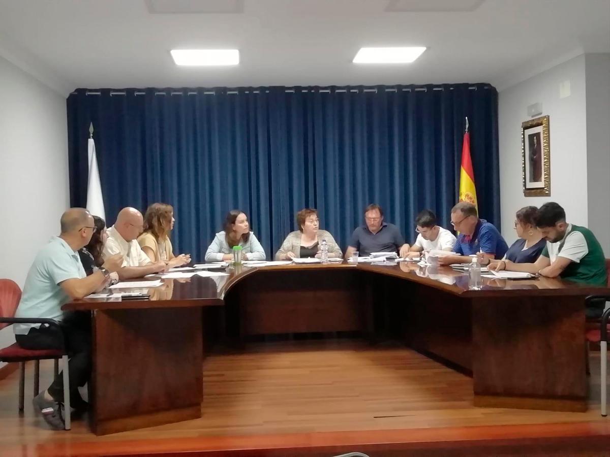 Teresa Villaverde, no centro, presidindo a sesión plenaria celebrada en Lousame. Foto: C. L.