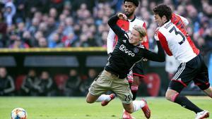 El delantero del Ajax Dolberg cae en la lucha de un balón en el partido ante el Feyenoord.