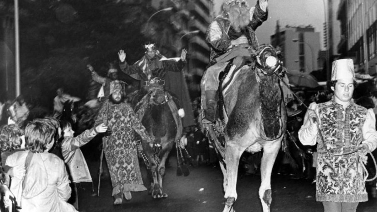 Los Reyes recorren 
la ciudad en camellos 
en 1982.   | // MAGAR