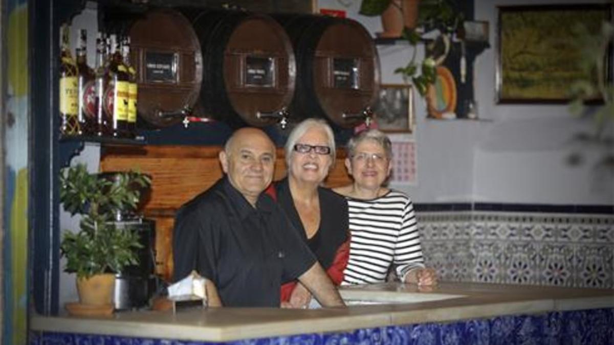 De izquierda a derecha, Pepe Gómez, Anna Marjanet y Merche Fructuoso tras la barra de La Plata. Foto: Danny Caminal